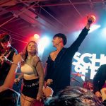 Parceria entre School of Rock e Hard Rock Cafe Curitiba leva jovens talentos ao palco em evento no Dia das Crianças